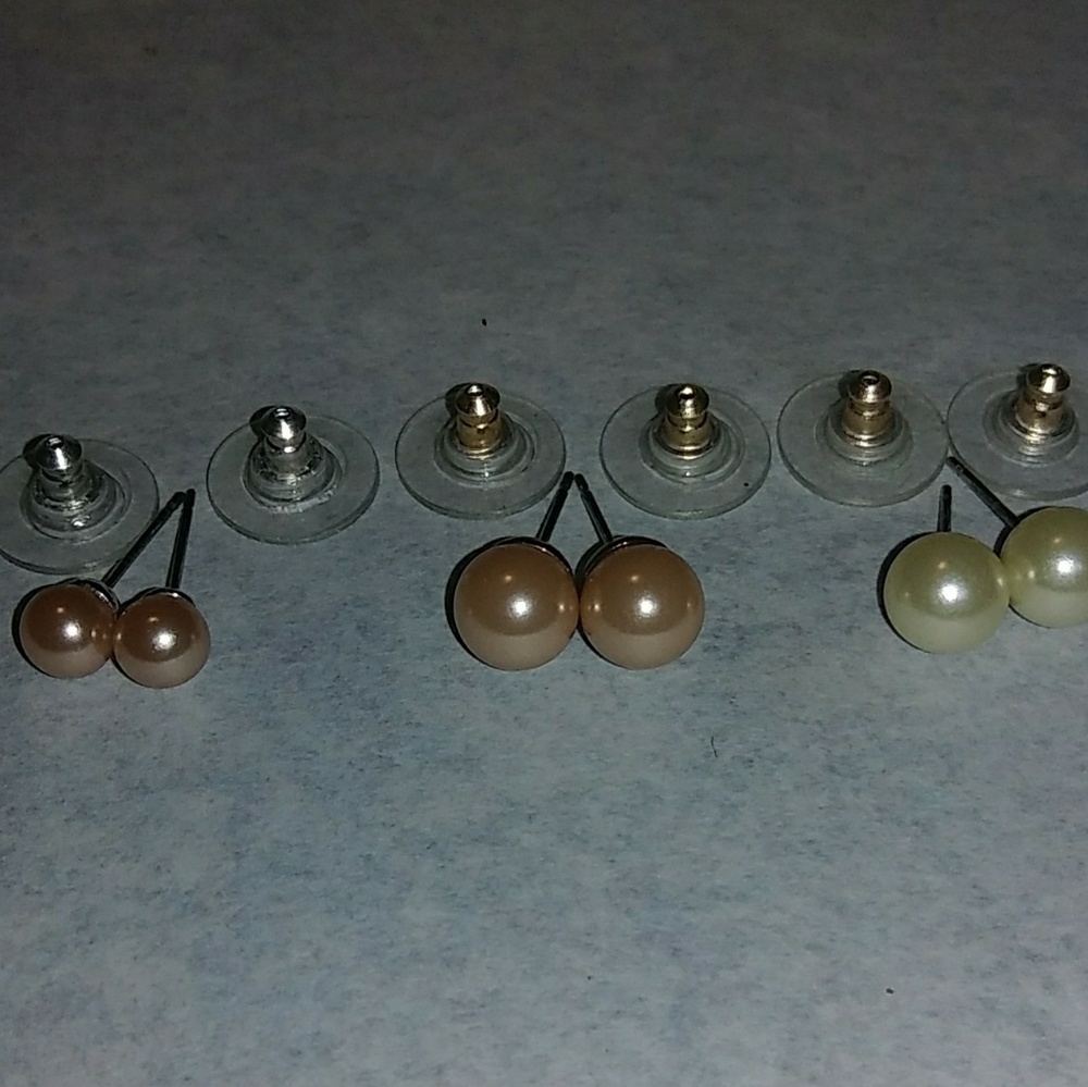 Set of pearl earrings